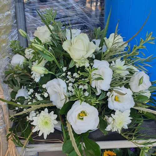 זר פרחים שזור פרחי ליזיאנטוס לבן וחרצית לבן פרחים עדין, אלמנטים ירוקים, מעוצב בסגנון קלאסי. מגיע עם קישוט ואריזה